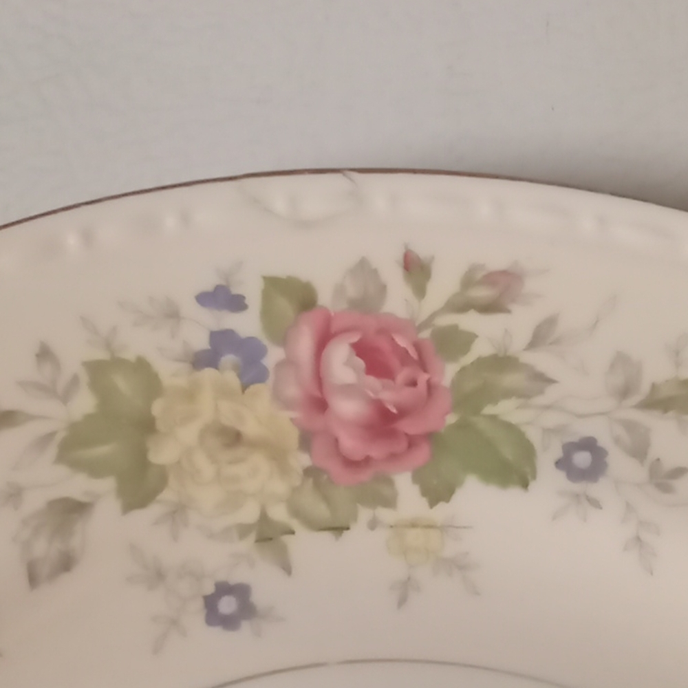 Dishware set - Picture 2 of 4